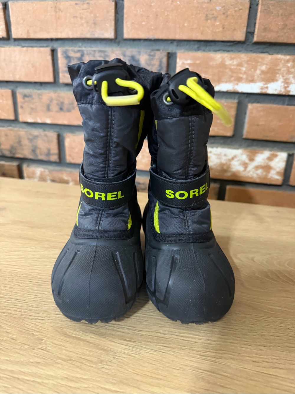 NWT Sorel Kids Flurry Winter Boots Black Yellow Size 7 Waterproof